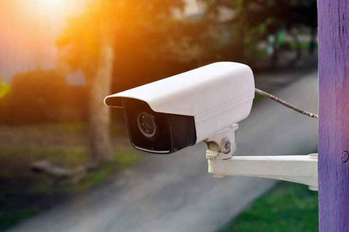 Systèmes de sécurité : alarmes et vidéosurveillance fiables.